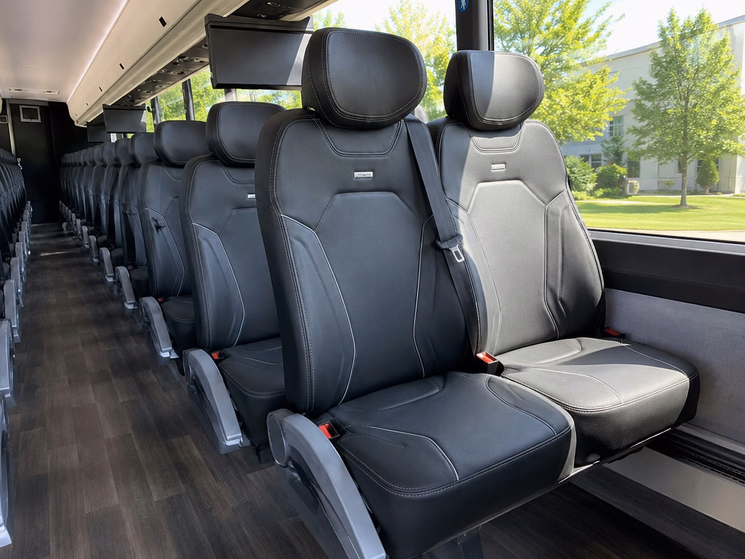 shuttle your wedding guests between north little rock hotels and your venue with ease